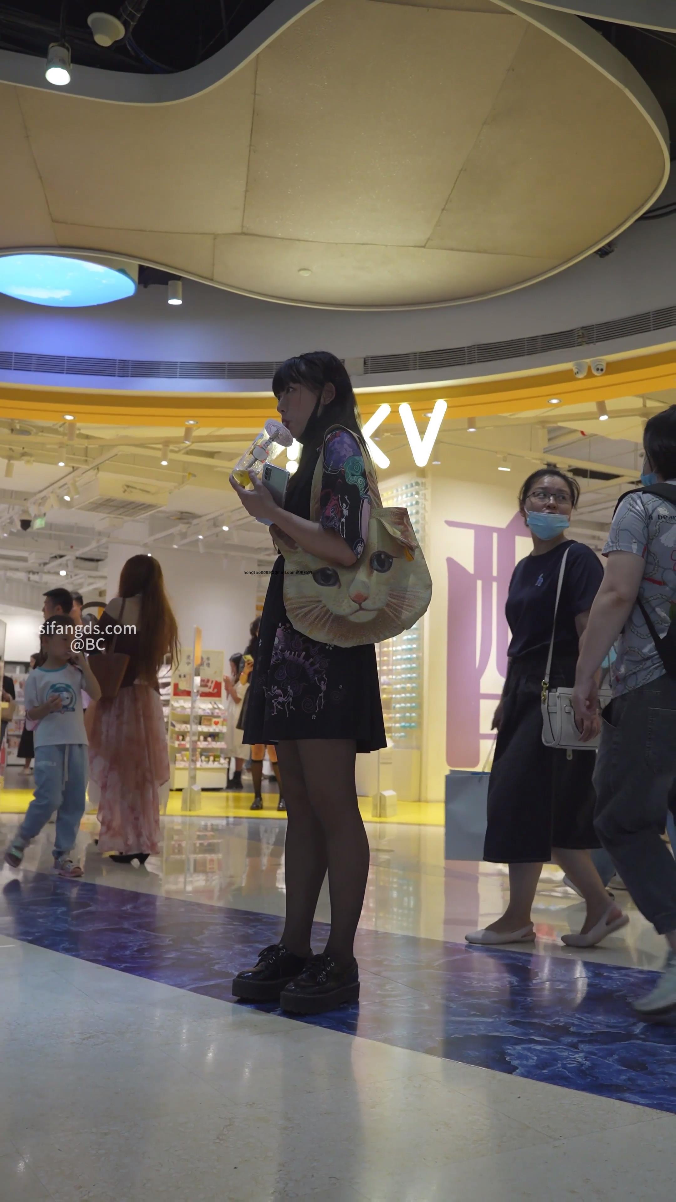 BC无内系列2)⭐超薄黑丝骚货直接无内逛街..一线鲍深深13缝-sifang同步区-彩虹街拍-时尚穿搭