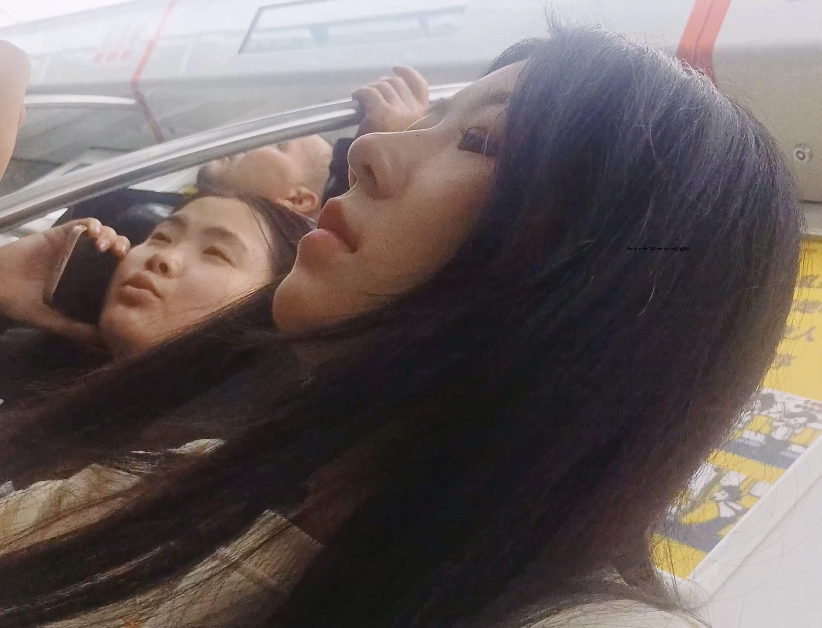 【独家原创】鸭舌帽时尚运动型女子的白袜与肌肉腿-视觉控街拍（原创作者投稿）-彩虹街拍-时尚穿搭